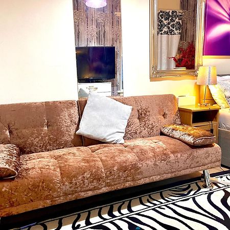 Comfy Double Bedroom With A Private Toilet لندن المظهر الخارجي الصورة