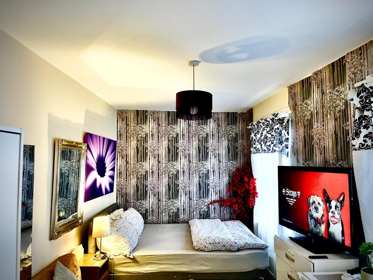 Comfy Double Bedroom With A Private Toilet لندن المظهر الخارجي الصورة