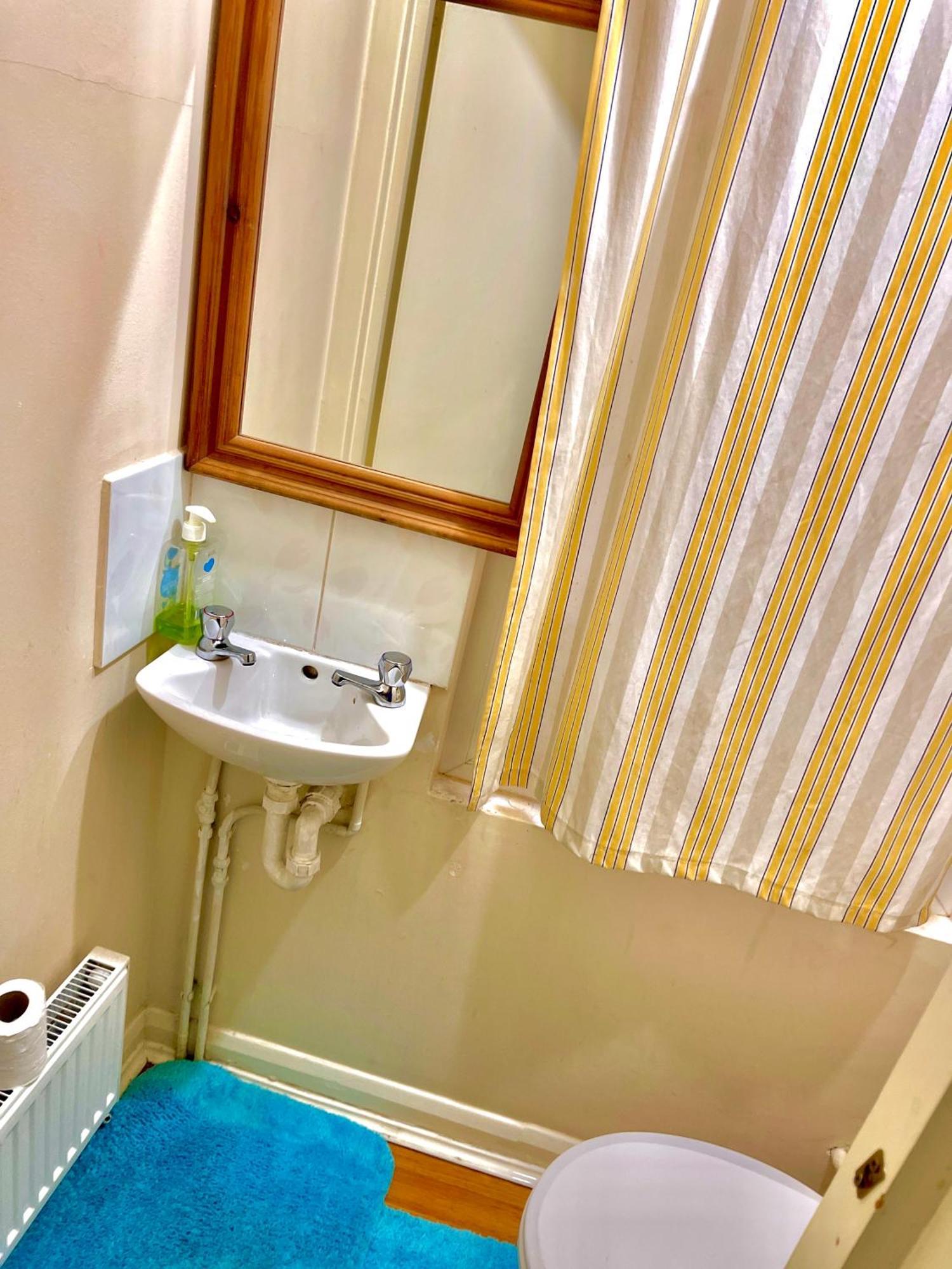 Comfy Double Bedroom With A Private Toilet لندن المظهر الخارجي الصورة