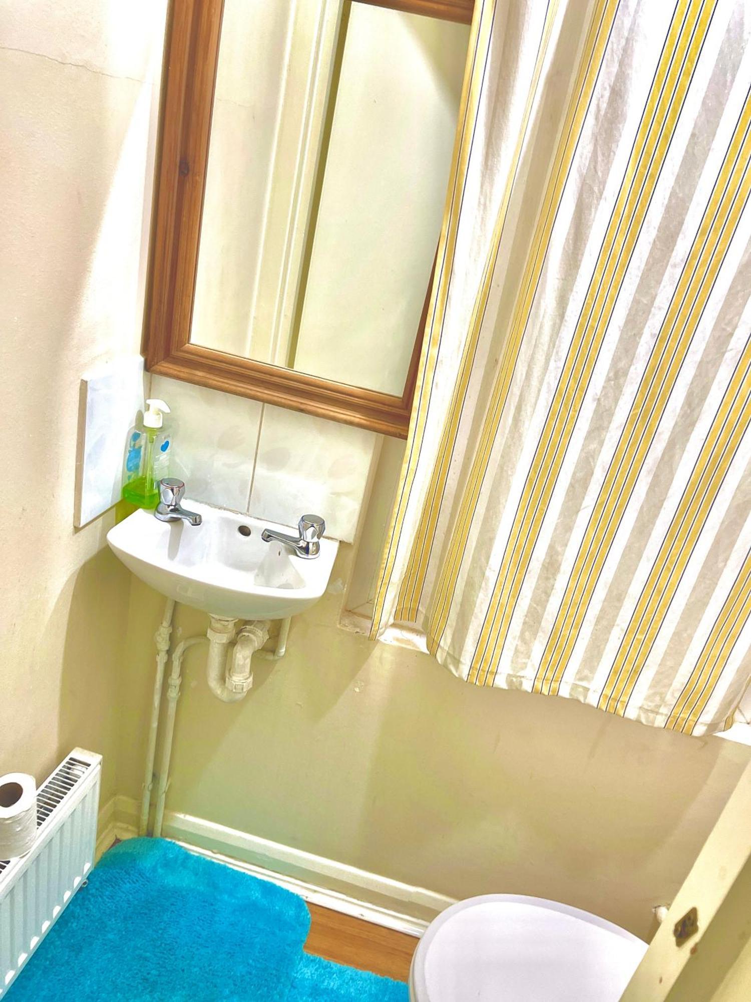Comfy Double Bedroom With A Private Toilet لندن المظهر الخارجي الصورة
